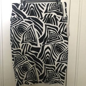 Black & White LuLaRoe Cassie pencil skirt